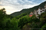 Escursioni sul fiume in montagna in Ticino / Svizzera - fotografia all'aperto maschile